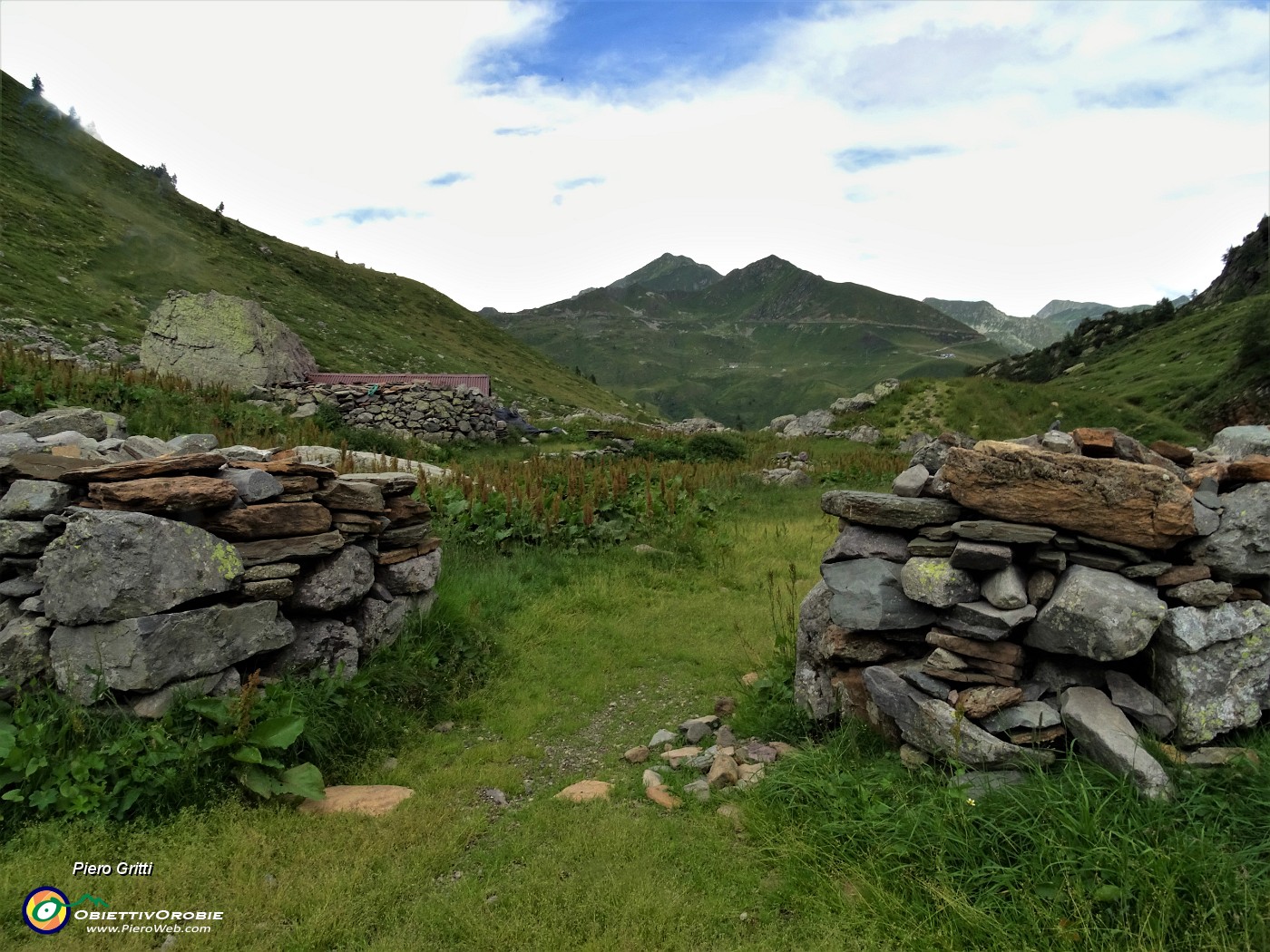 78 Recinto baita Parislo (1821 m) in Alpe Agheta.JPG -                                
